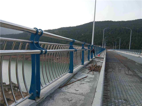 陇南不锈钢桥梁护栏的特点及其在桥梁安全中的重要作用