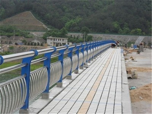 陇南不锈钢桥梁护栏的特性及其在现代建筑中的应用